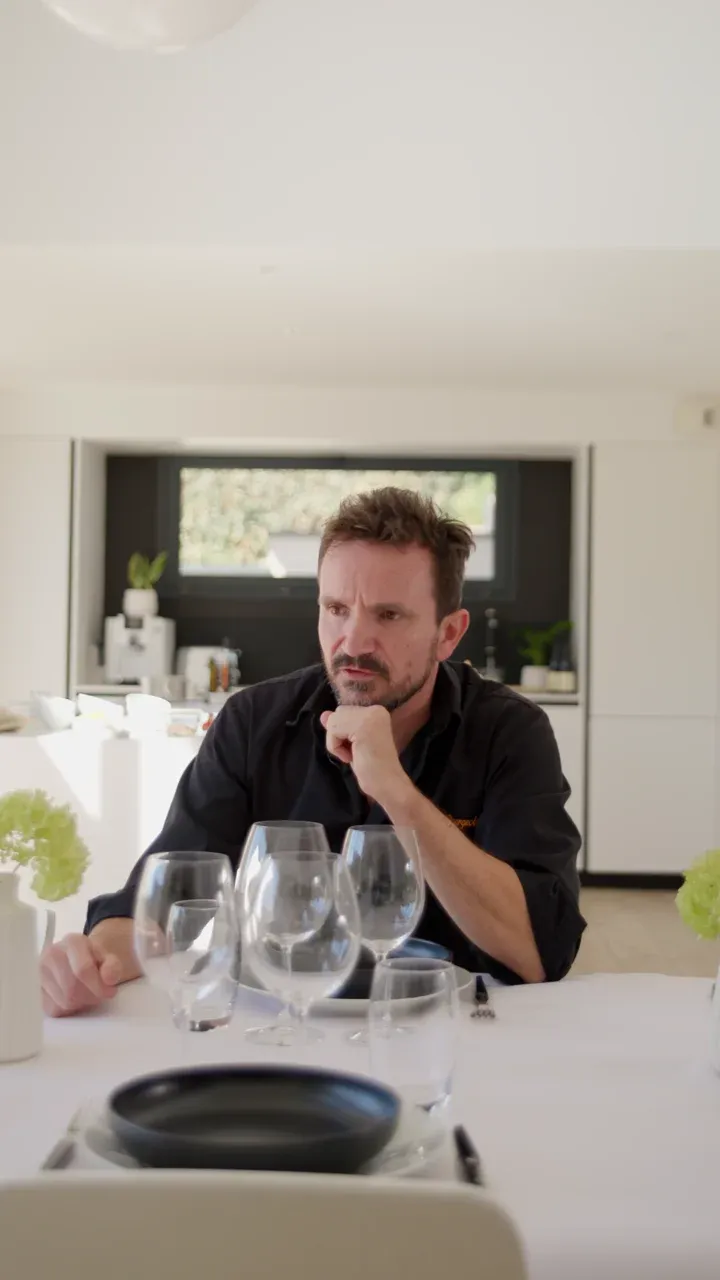 Le Chef Jean-Philippe Bourgeois en cuisine préparant un repas gastronomique à Lyon