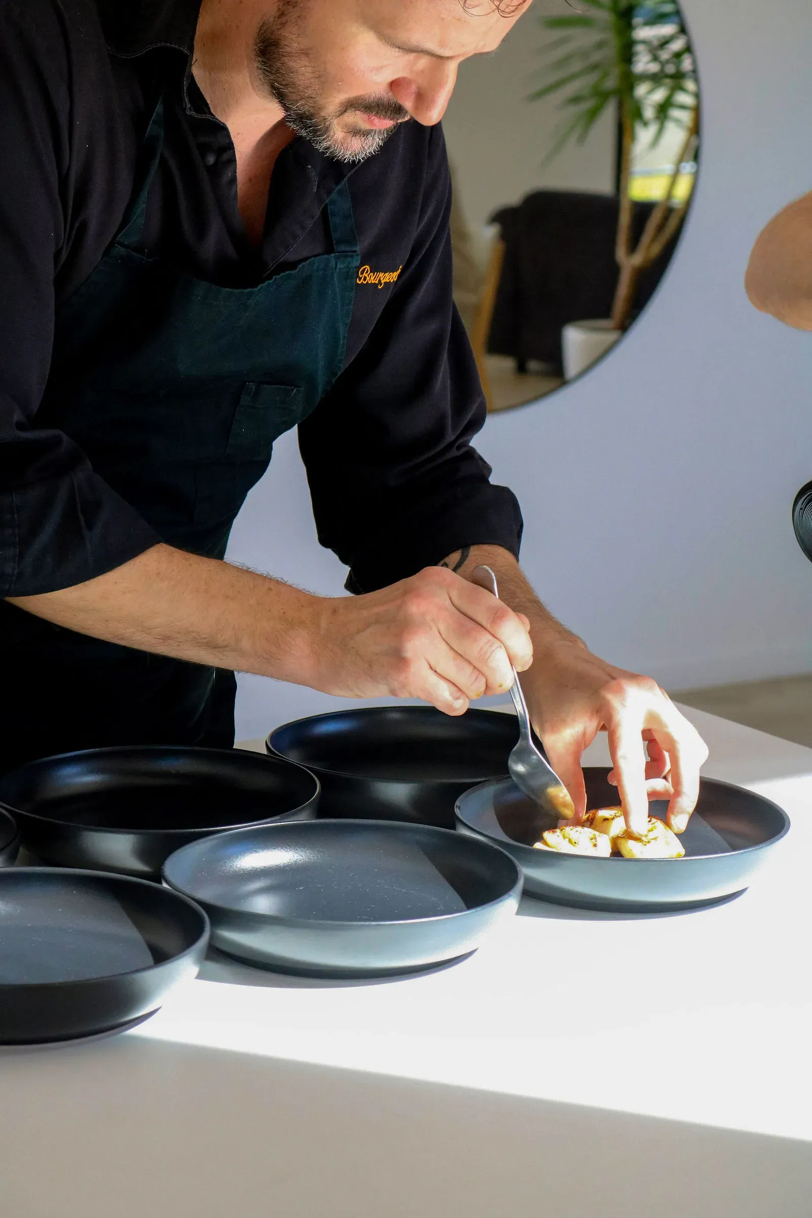 Le Chef Jean-Philippe Bourgeois en plein dressage d’assiettes gastronomiques à Lyon