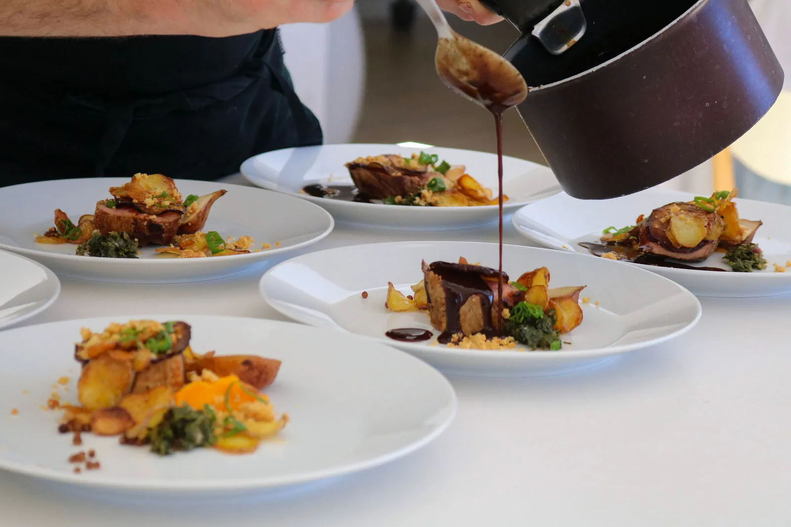 Finitions et nappage de sauce gastronomique par le Chef à domicile