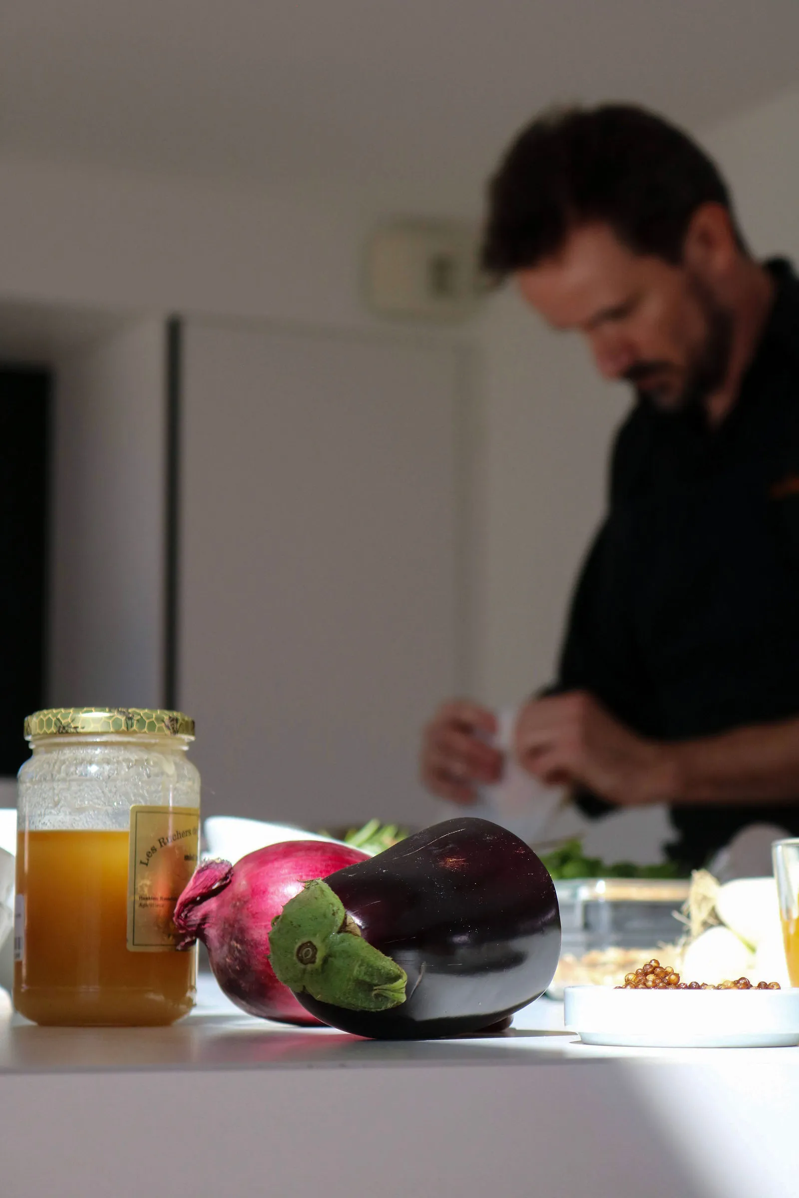Le Chef Jean-Philippe Bourgeois préparant des aubergines fraîches de saison